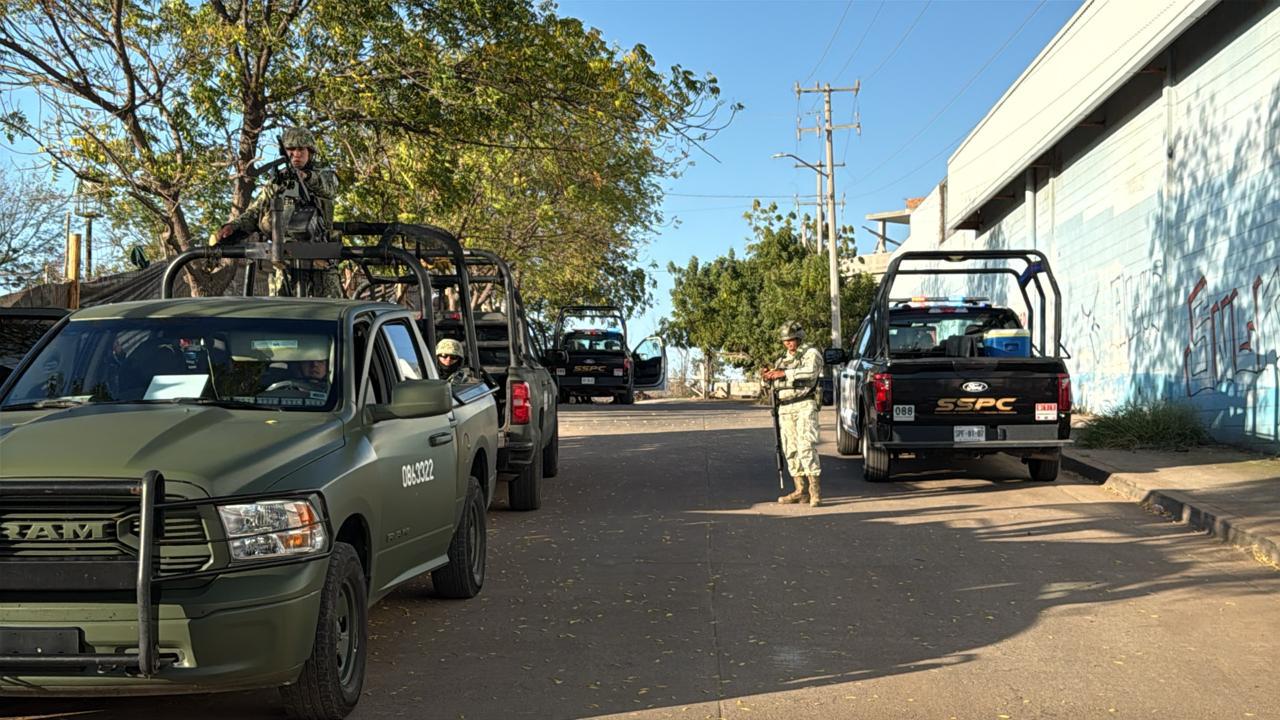 $!Hallan dos hombres asesinados a balazos a espaldas de un supermercado del sector Santa Fe, al norte de Culiacán