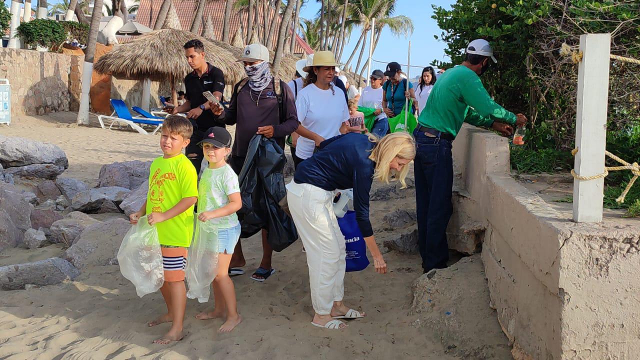 $!Honran en Mazatlán la memoria de Maité; limpian las playas en la zona hotelera