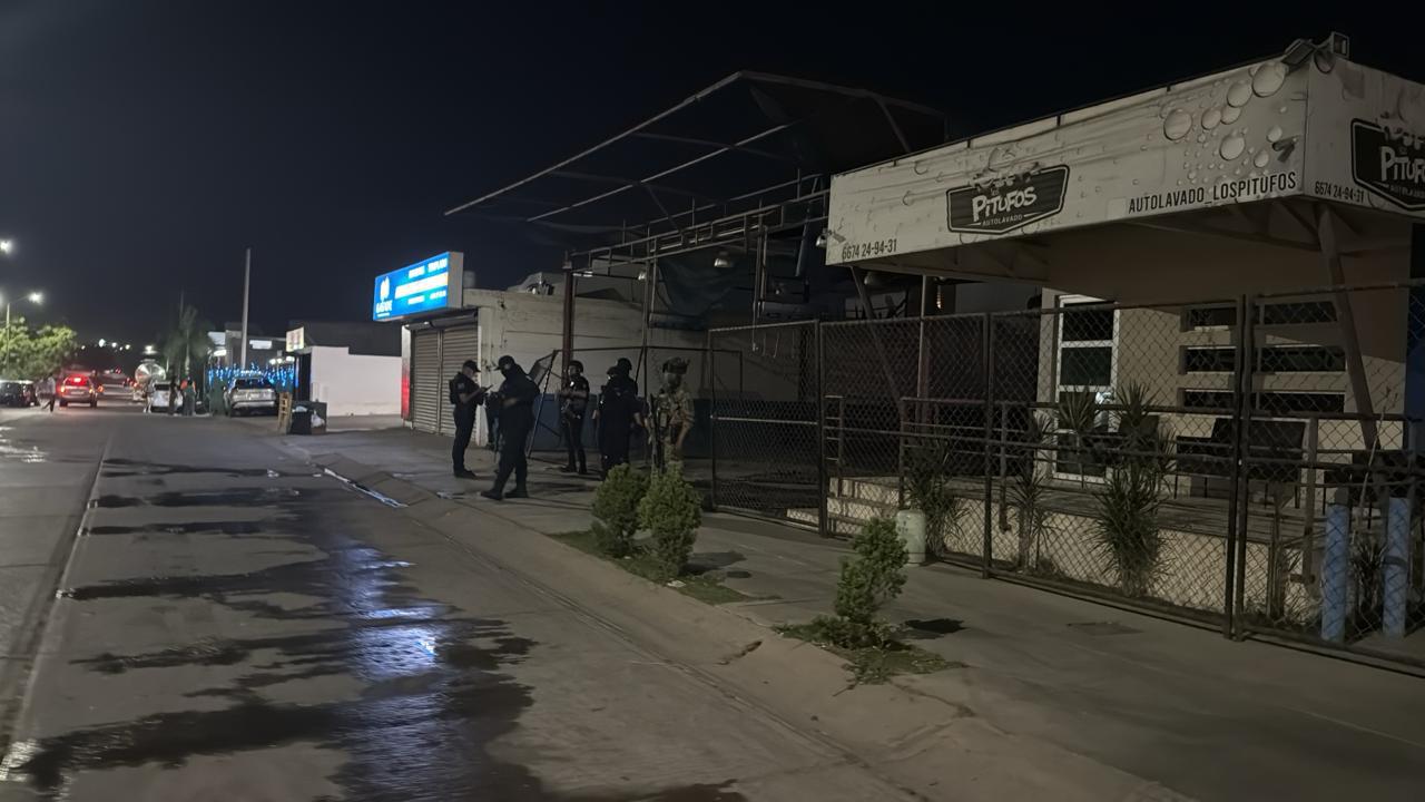 $!Vandalizan autolavado e incendian auto en su interior en sector Santa Elena, Culiacán