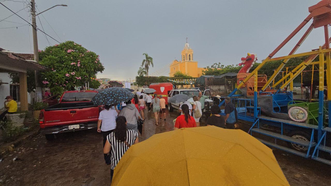 $!Vecinos de Rosario peregrinan hasta Cacalotán para que la Virgen de Loreto interceda por la paz en Sinaloa