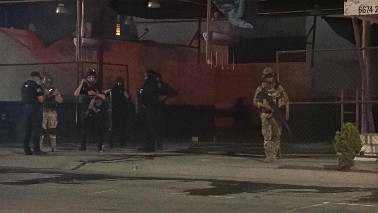 $!Vandalizan autolavado e incendian auto en su interior en sector Santa Elena, Culiacán