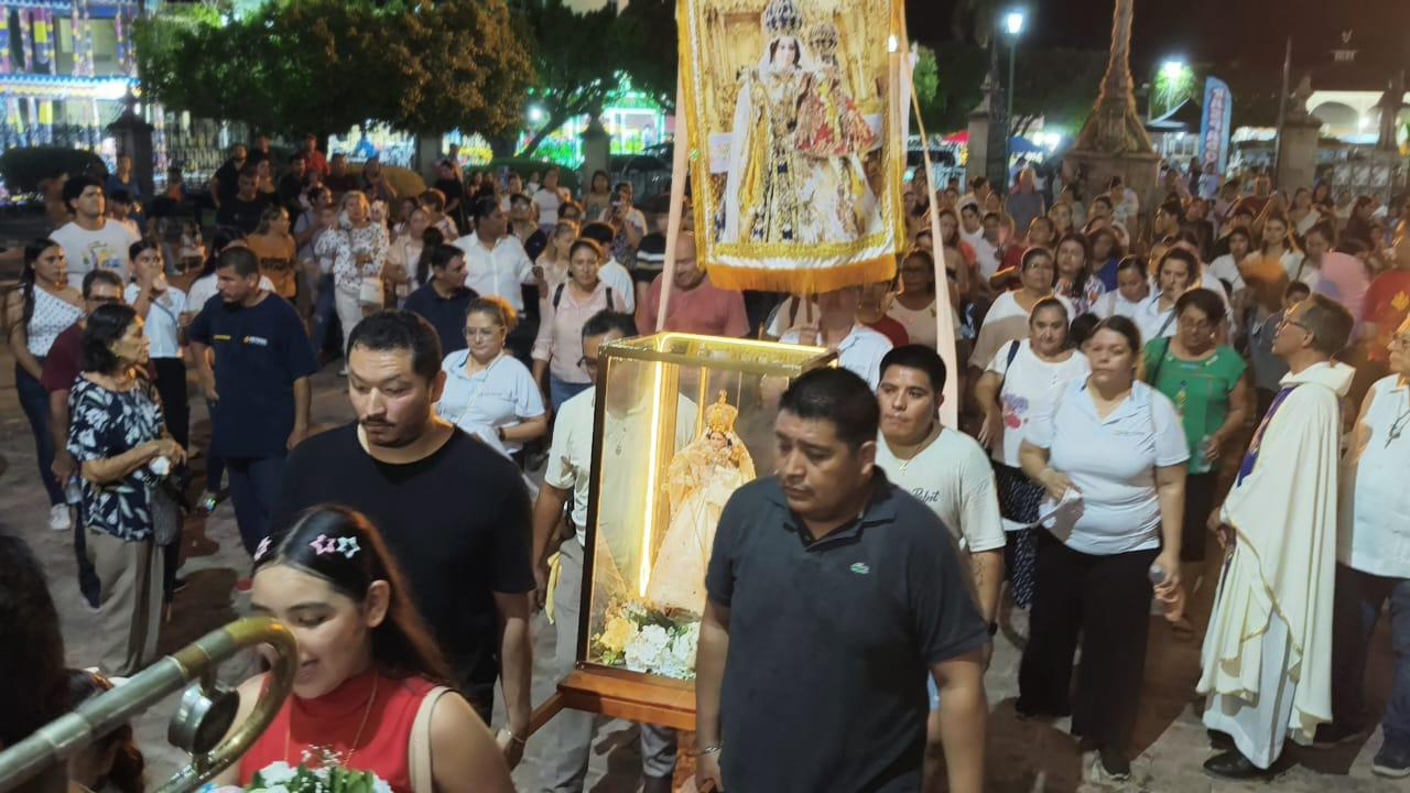 $!Peregrinan jóvenes y mineros en honor a la Virgen del Rosario