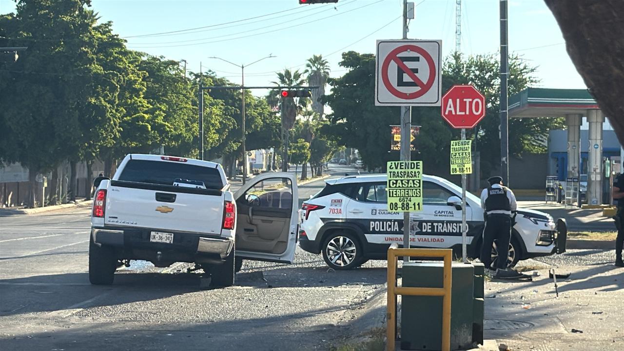 $!Patrulla de la Policía Municipal de Culiacán se estrella contra domicilio tras percance vial en el fraccionamiento Villas del Rio