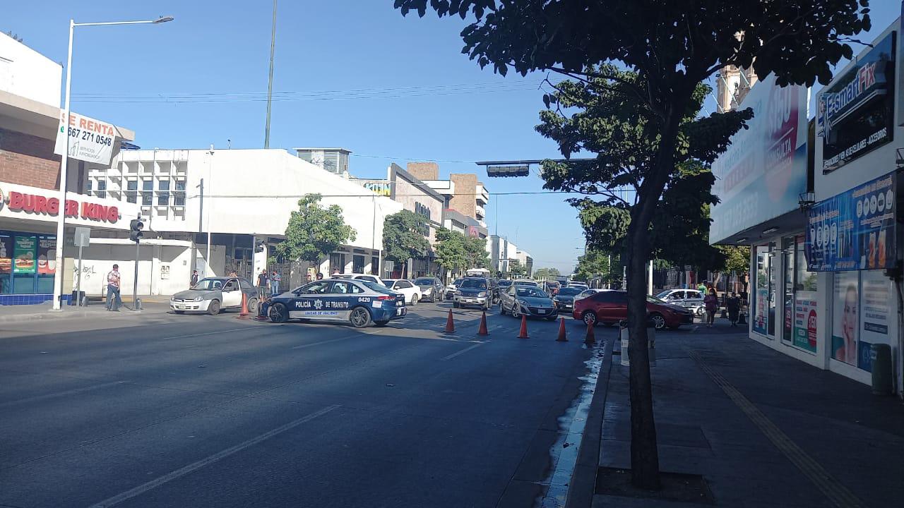 $!Amanece bloqueada la Avenida Álvaro Obregón en Culiacán; pepenadores cumplen 24 horas en protesta