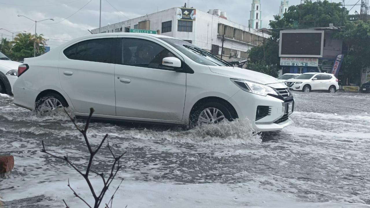 $!Sorprende lluvia y espuma en crucero de la Gutiérrez Nájera, en Mazatlán