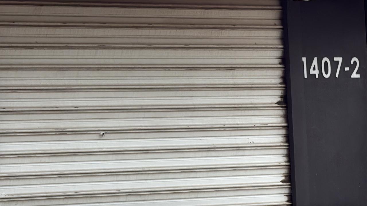 $!Atacan a balazos negocio de cosméticos en Las Quintas, en Culiacán; presentó tres impactos en la fachada