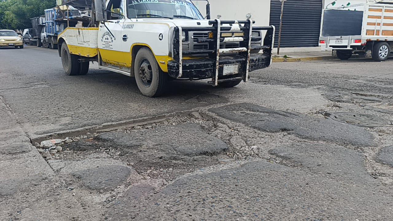 $!Calle occidental en Escuinapa se llena de baches