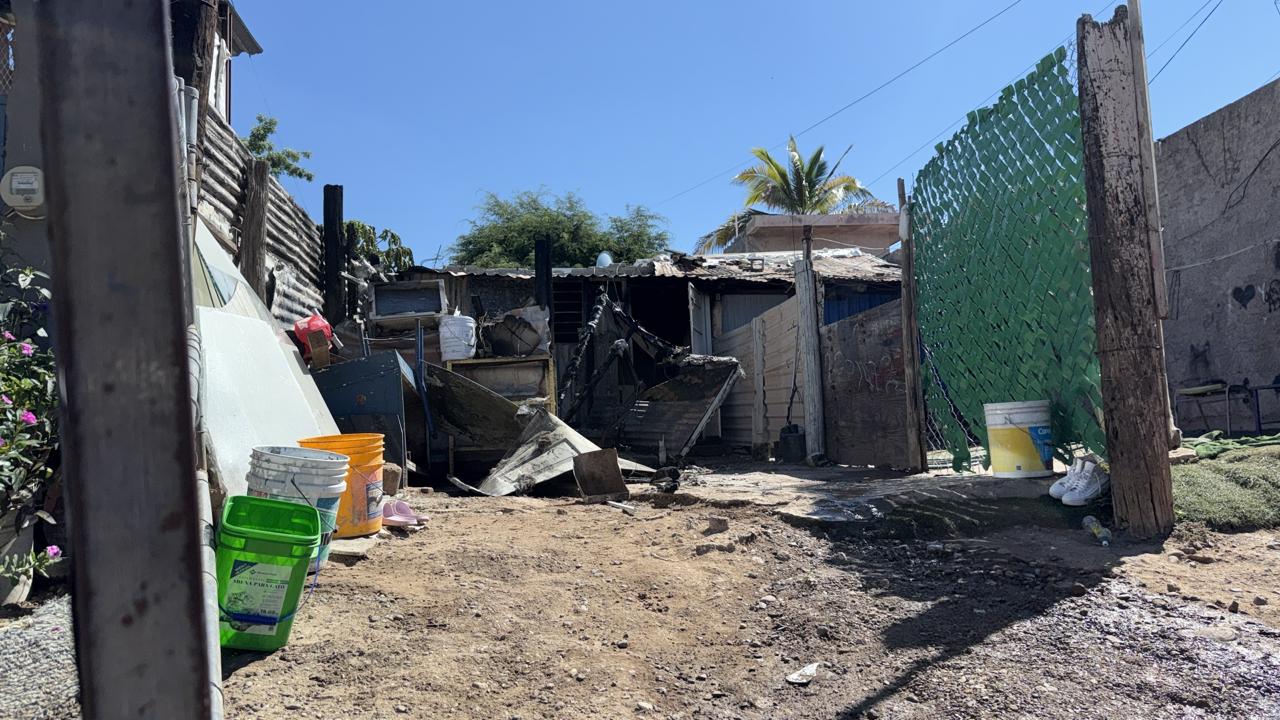 $!Privan de libertad a dos hombres e incendian una vivienda de la colonia Esthela Ortiz de Toledo, en Culiacán