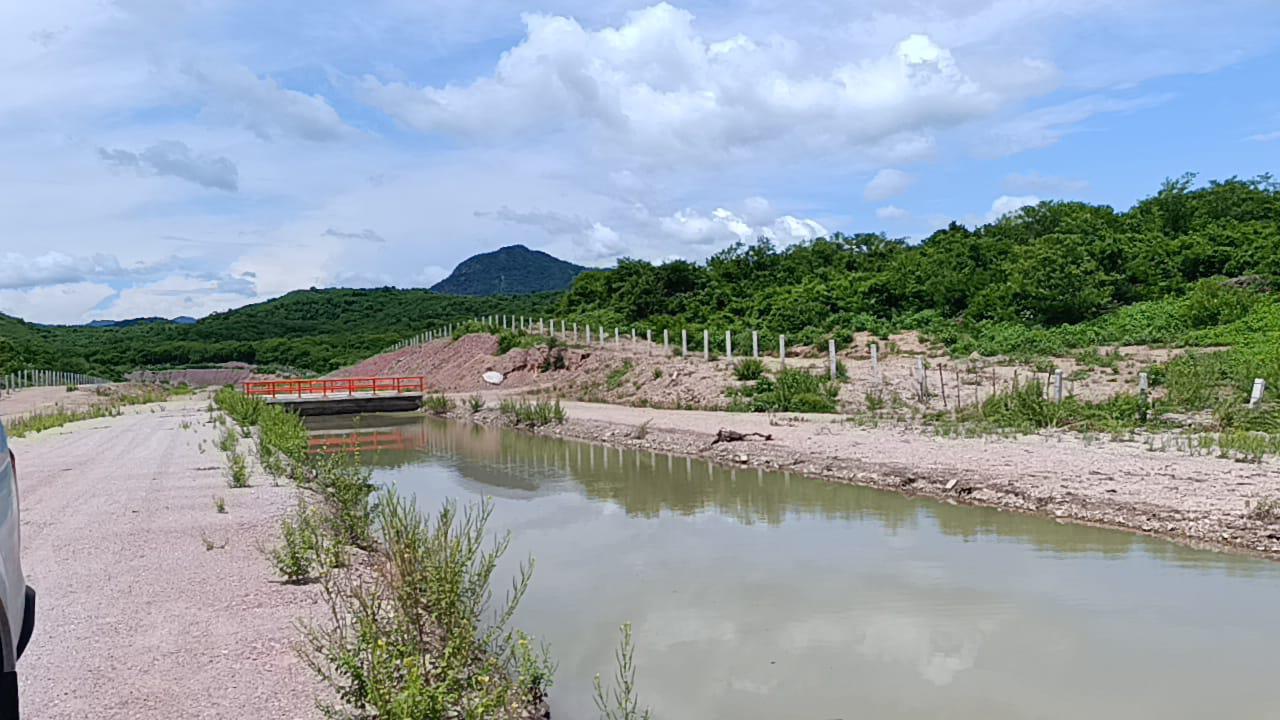 $!Extrae Conagua exceso de agua en canales de riego para evitar daños a la infraestructura