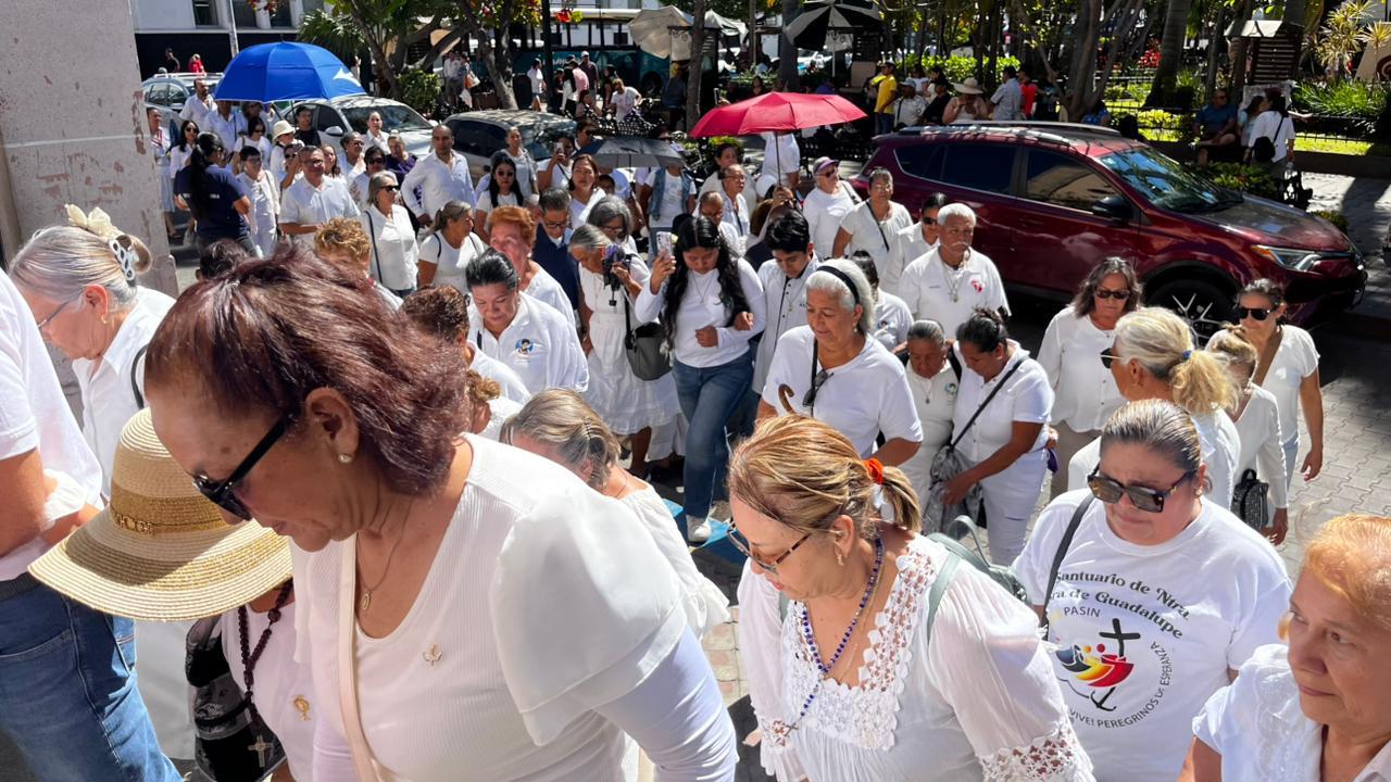 $!Celebran fieles mazatlecos la tradicional Procesión penitencial y por la paz