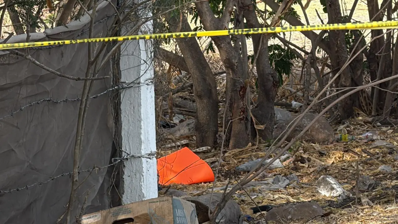 $!Hallan a un hombre asesinado y con mensaje a la orilla de La Costerita, en Culiacán