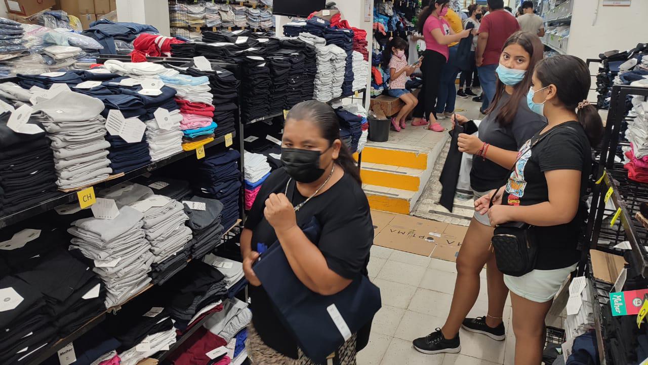 $!Arrecian compras de uniformes para jóvenes de bachillerato en Mazatlán; este lunes, el canje en nivel básico