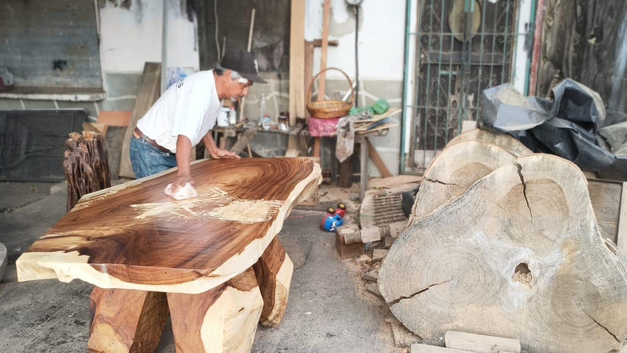 $!Martín transforma su vida con la carpintería rústica en Cacalotán gracias a Misiones Culturales