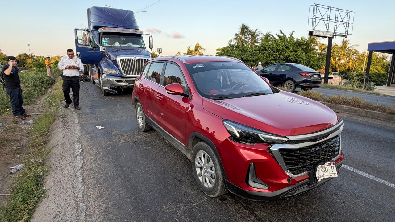 $!Tráiler provoca carambola y aplasta moto en paso superior de Mazatlán; hay una lesionada