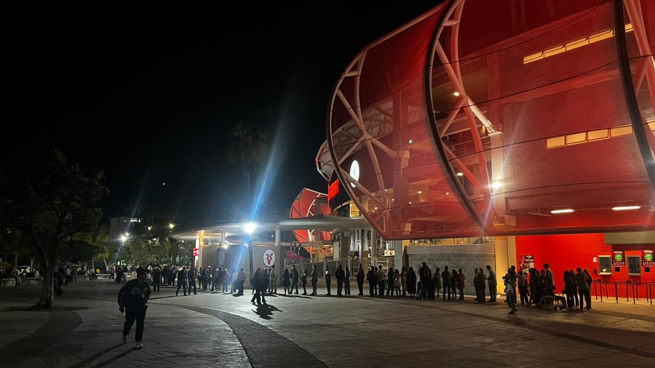$!Elementos de seguridad resguardan largas filas previo a la coronación de los Juegos Florales, en el Carnaval de Mazatlán