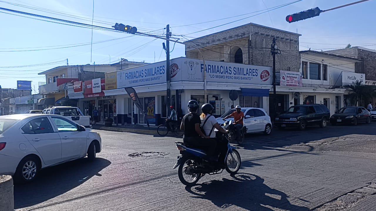 $!Sin semáforos ni agentes de tránsito, vecinos señalan riesgo latente en vialidades de Escuinapa