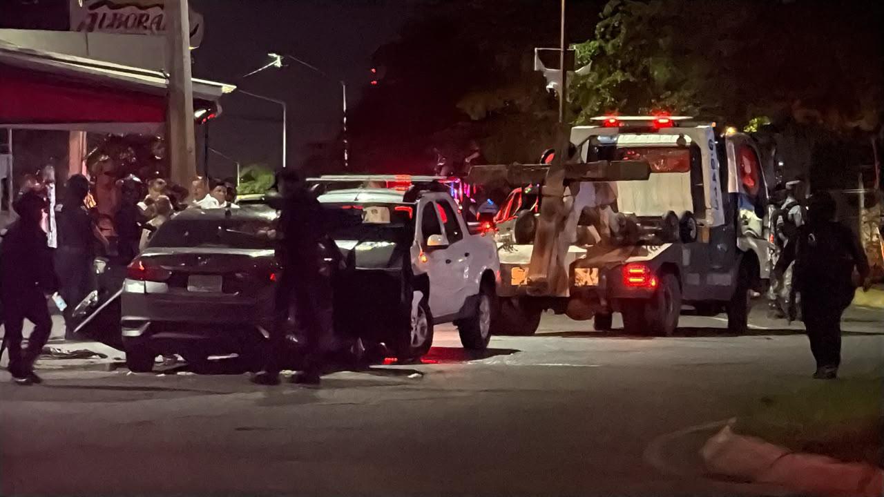 $!Persecución a balazos termina en choque en Glorieta Las Américas, en Culiacán; hay 3 heridos detenidos
