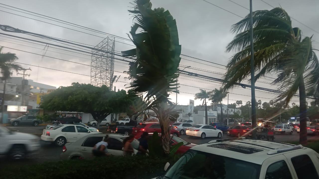 $!Azota fuerte viento y lluvia a Mazatlán