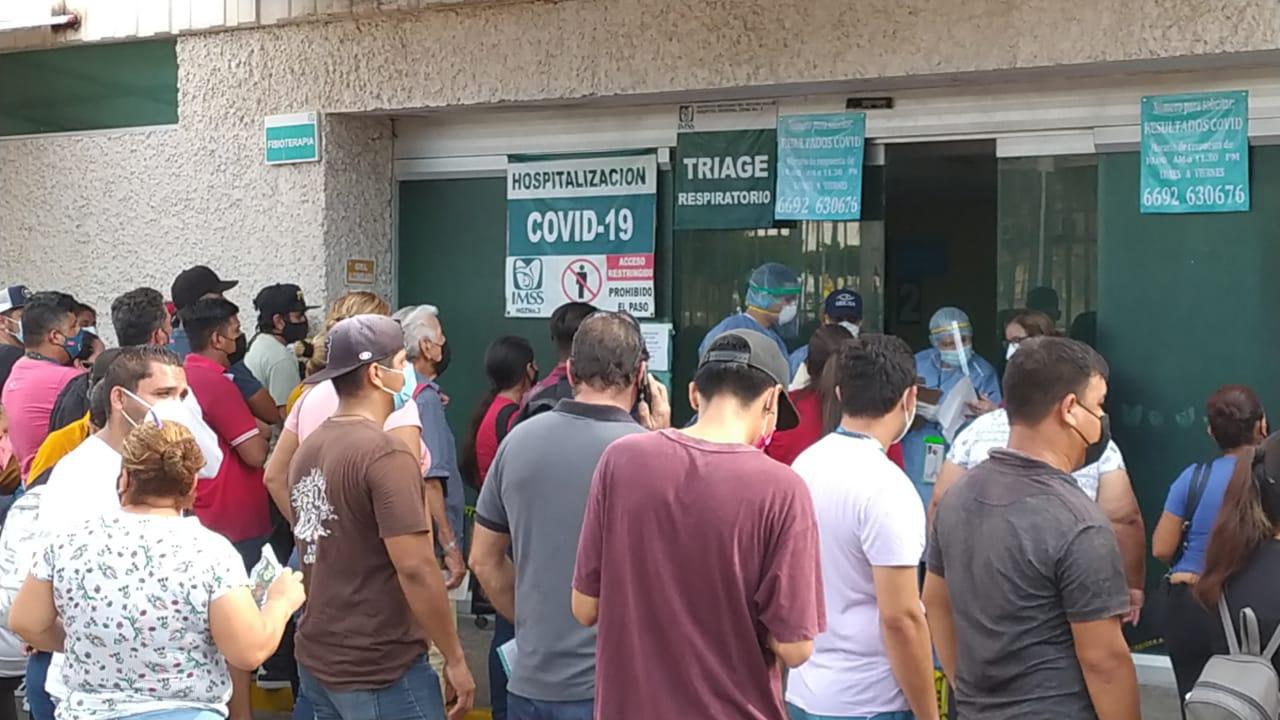 $!Llanto, personas tiradas en el suelo y bajo el sol, el drama que se vive a las afueras del IMSS Mazatlán