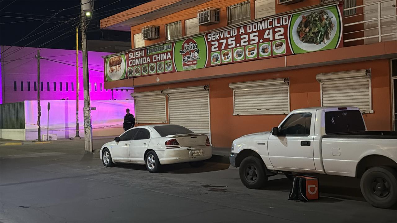 $!Ataque armado deja un repartidor de comida herido y dos carros baleados en el sector Terranova, en Culiacán