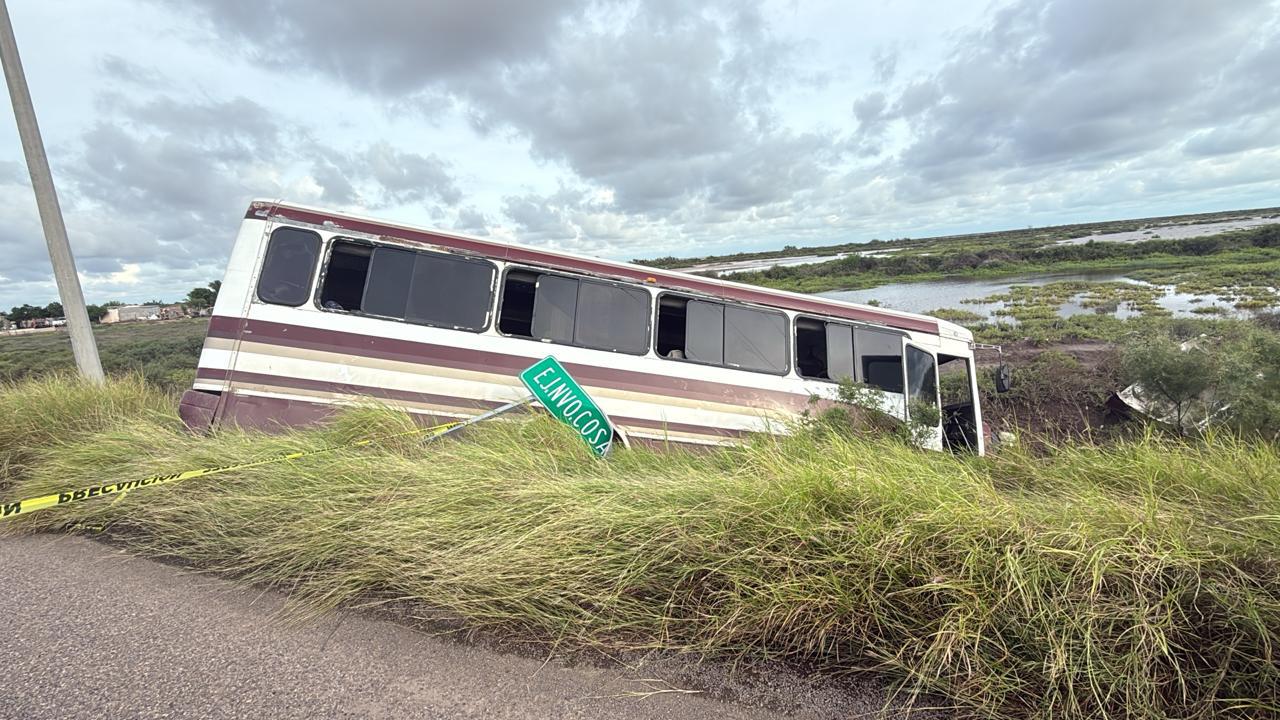 $!Muere mujer luego de chocar contra un camión de pasajeros en la carretera Navolato-Altata