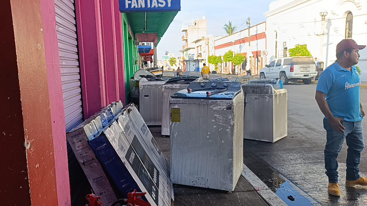 $!Se incendia mueblería en el Centro de Escuinapa