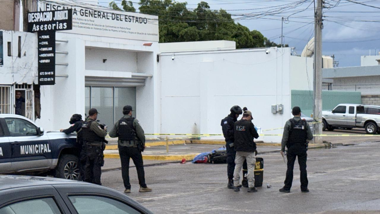 $!Asesinan a un motociclista frente a las instalaciones de la Fiscalía en Navolato