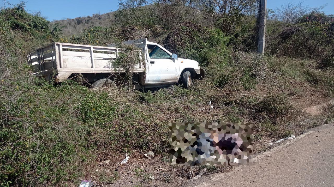 $!Un muerto deja volcadura de camioneta en Mazatlán