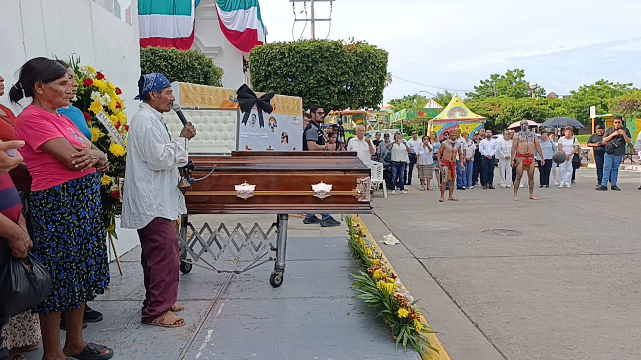 $!Despiden con ceremonia al profesor Saúl en Escuinapa