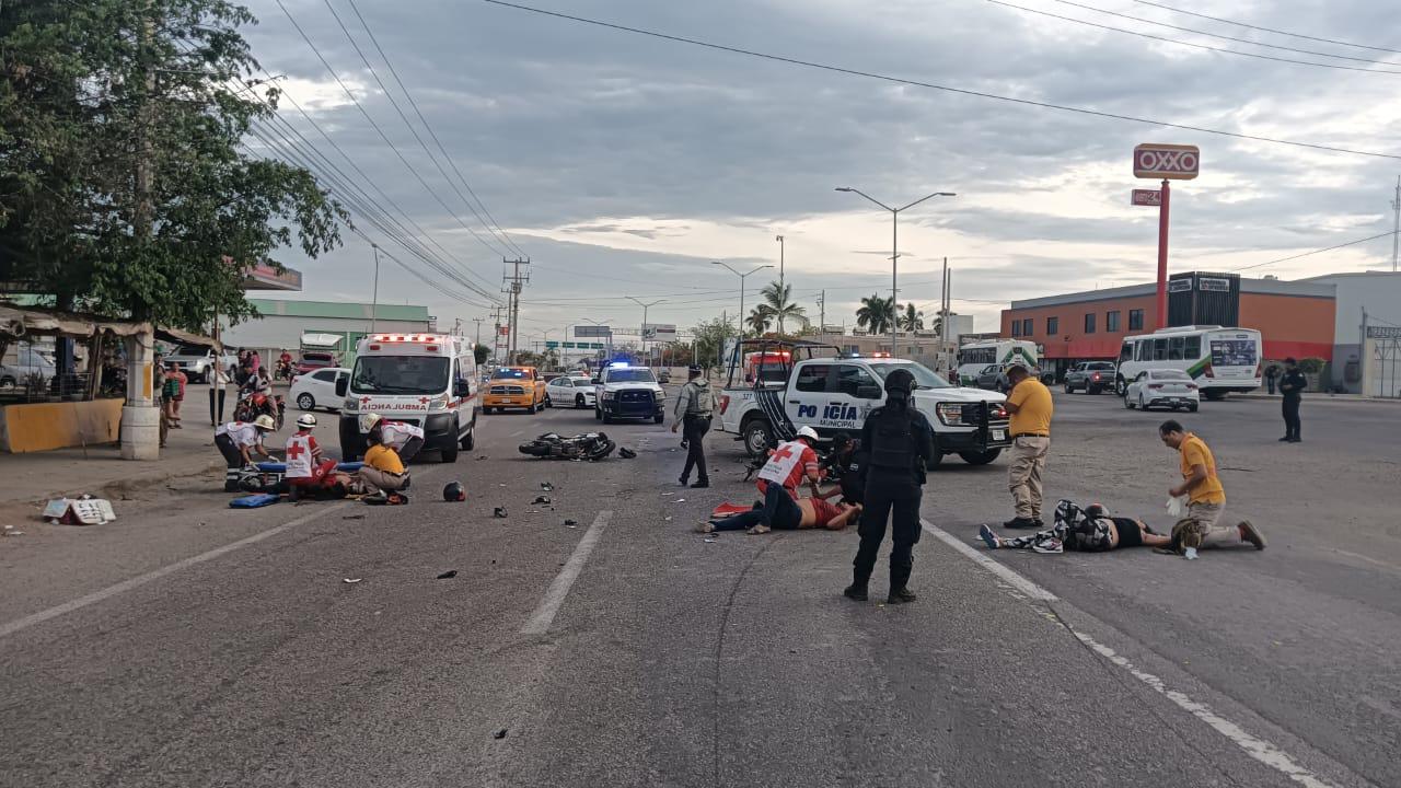 $!En Mazatlán choque entre dos motos en crucero peligroso deja tres lesionados