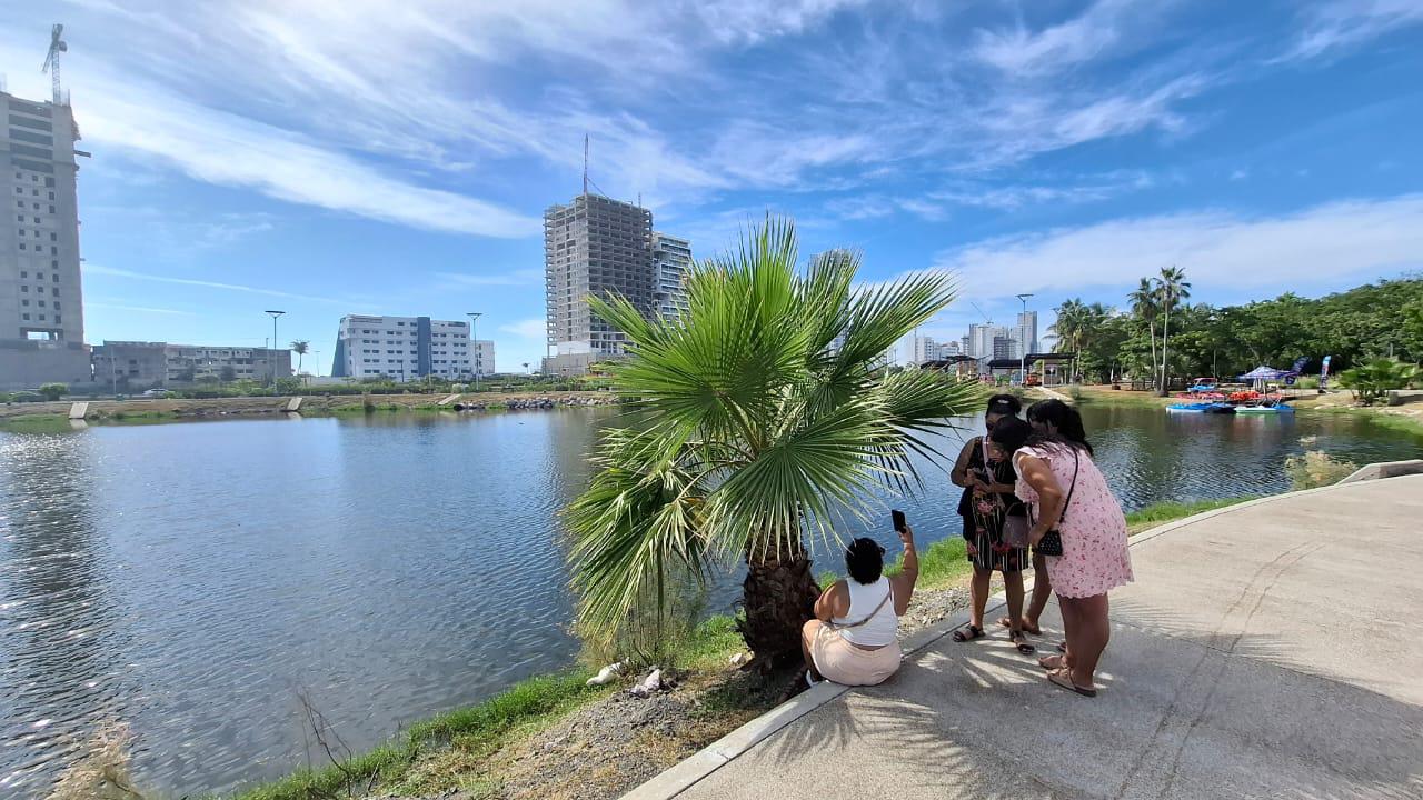 $!Disfrutan familias un domingo en Parque Central tras inauguración del Sendero de Paz, en Mazatlán