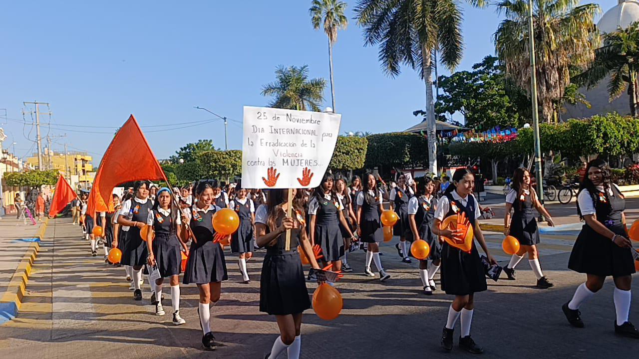 $!Marchan en Escuinapa para conmemorar el Día de la Eliminación de la Violencia contra la Mujer