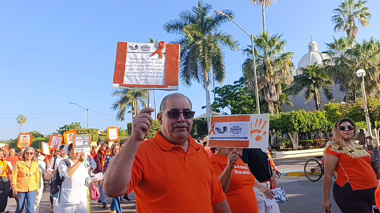 $!Marchan en Escuinapa para conmemorar el Día de la Eliminación de la Violencia contra la Mujer