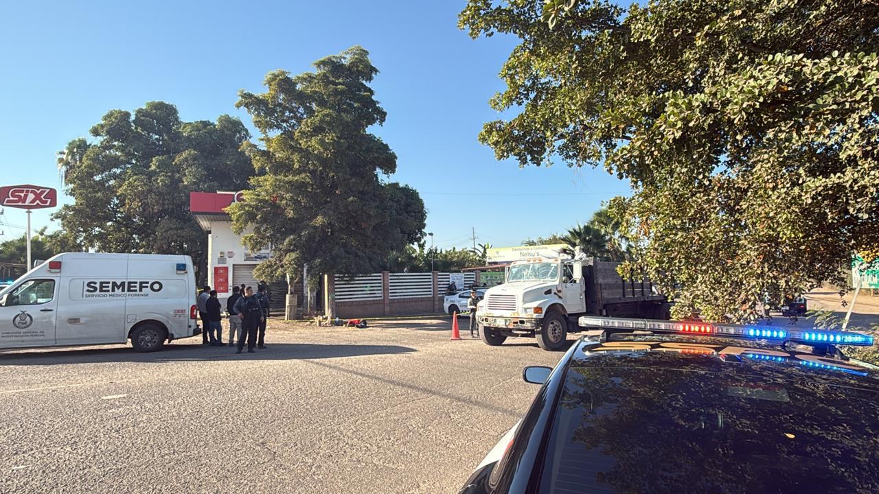 $!Localizan hombre asesinado y con las extremidades amarradas en el entronque con la carretera La 20, al sur de Culiacán