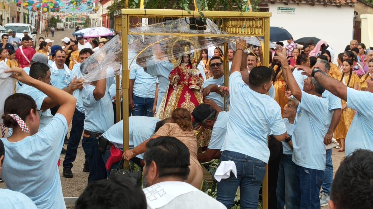 $!Ni la lluvia ‘apagó’ su fe; celebran a la Virgen de Loreto en Cacalotán, en Rosario