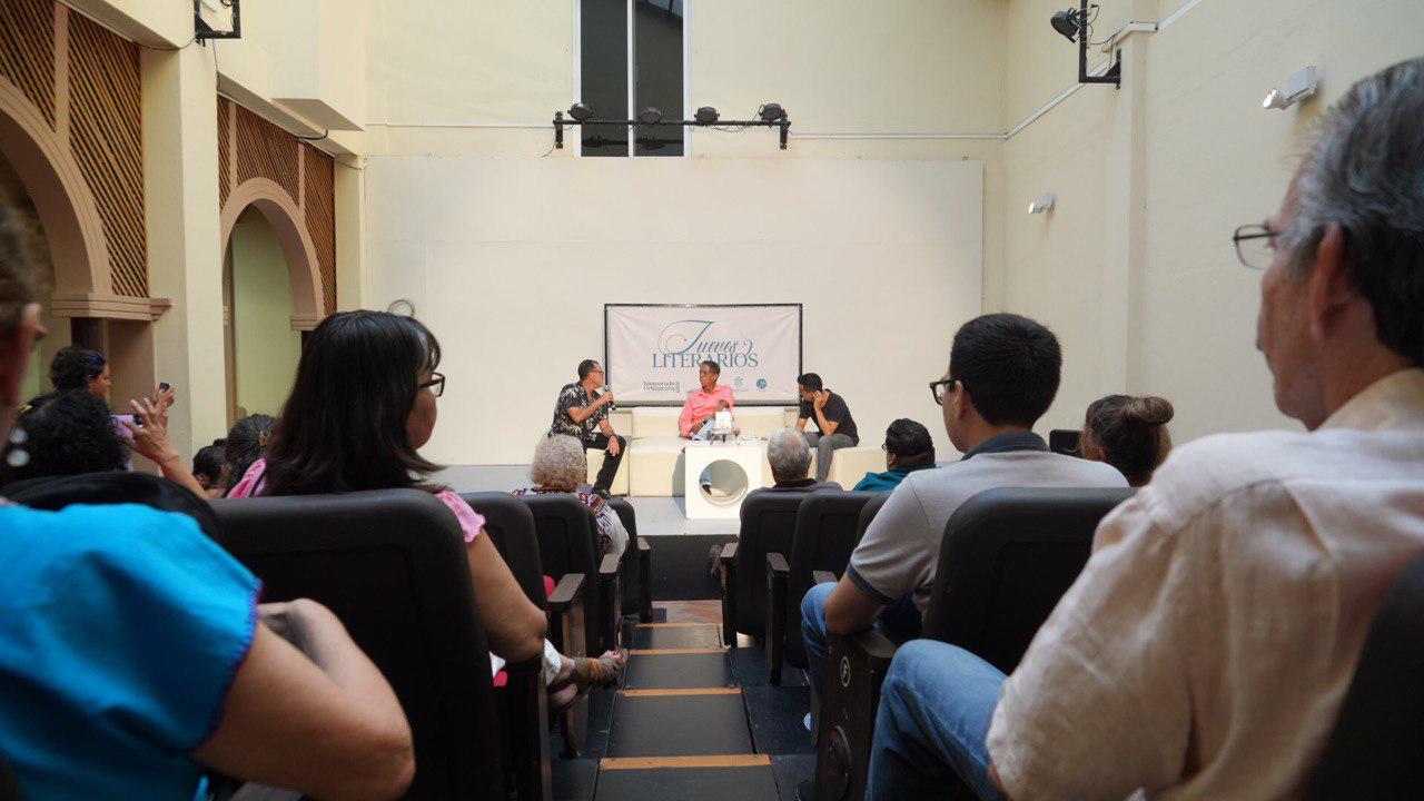 $!Una amena charla entre poesía se celebró en Casa Haas.