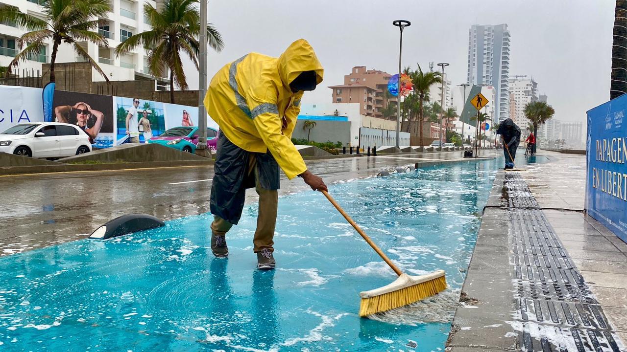$!Enjabonan y lavan el Malecón de Mazatlán para eliminar manchas y olores tras Carnaval