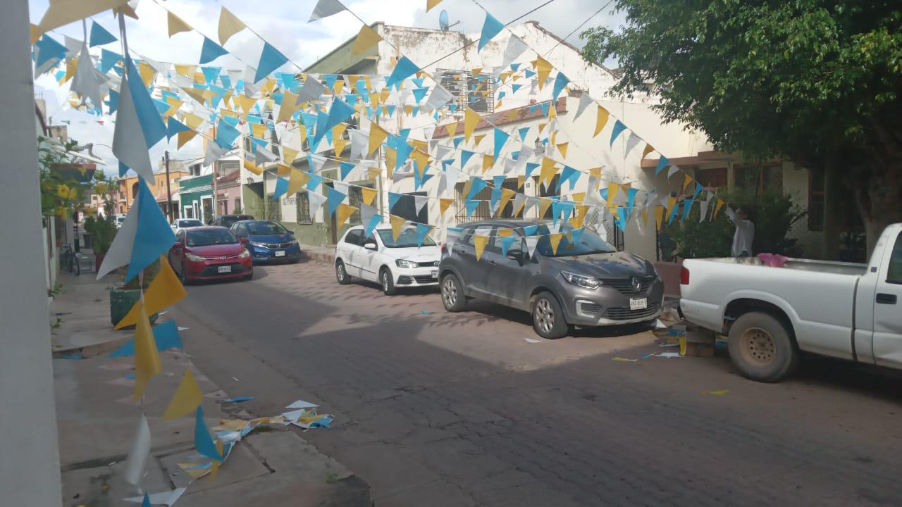 $!Familias decoran calles para recibir a Nuestra Señora del Rosario