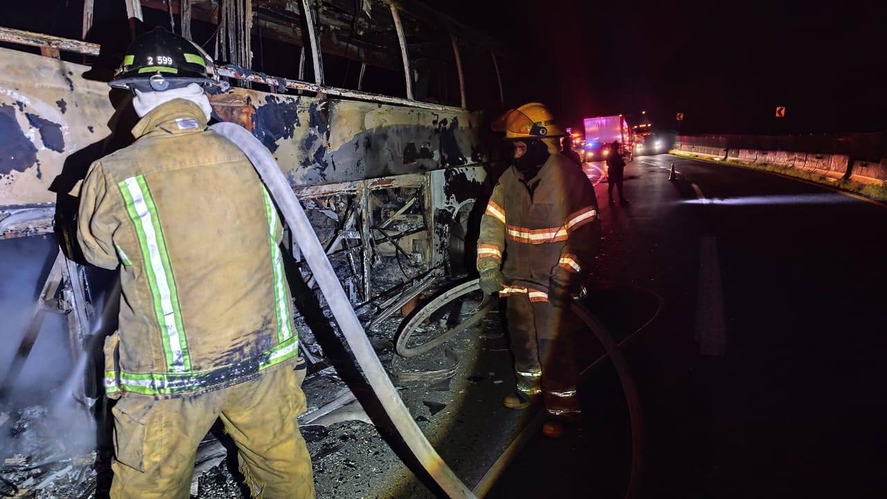 $!Se incendia autobús ruta Guadalajara-Culiacán, en Nayarit; resultan ilesos chofer y 40 pasajeros