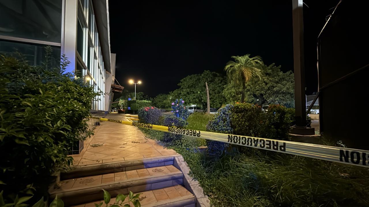 $!Asesinado y con mensaje dejan a un hombre en un restaurante del sector Tres Ríos de Culiacán