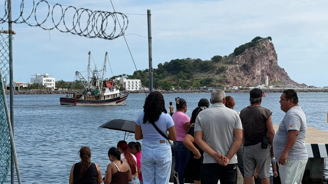 $!Despiden desde La Puntilla a pescadores que van por el camarón