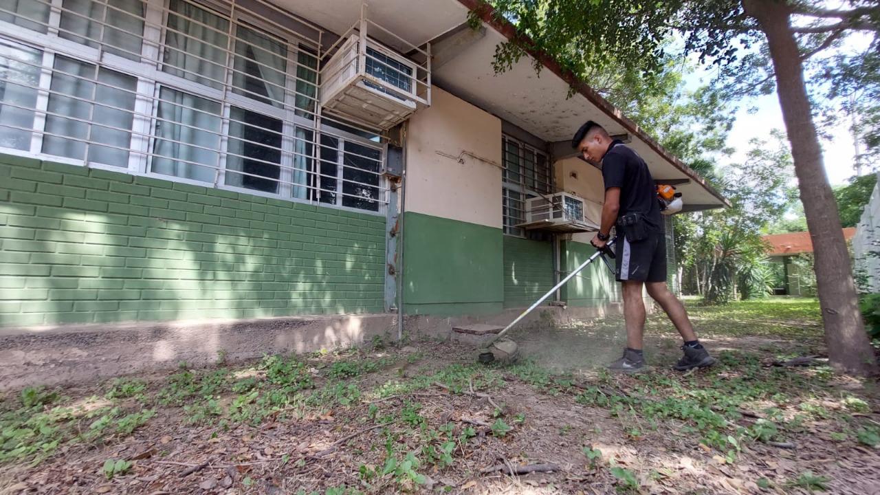 $!Realizan campaña para limpiar secundaria técnica en Guasave, previo al regreso presencial a clases
