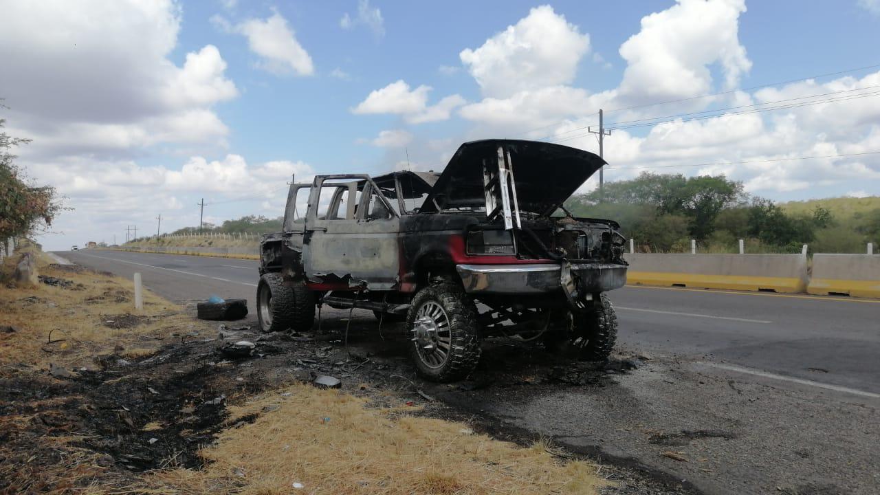 $!Adulto mayor sufre quemaduras al incendiarse su camioneta en Mocorito