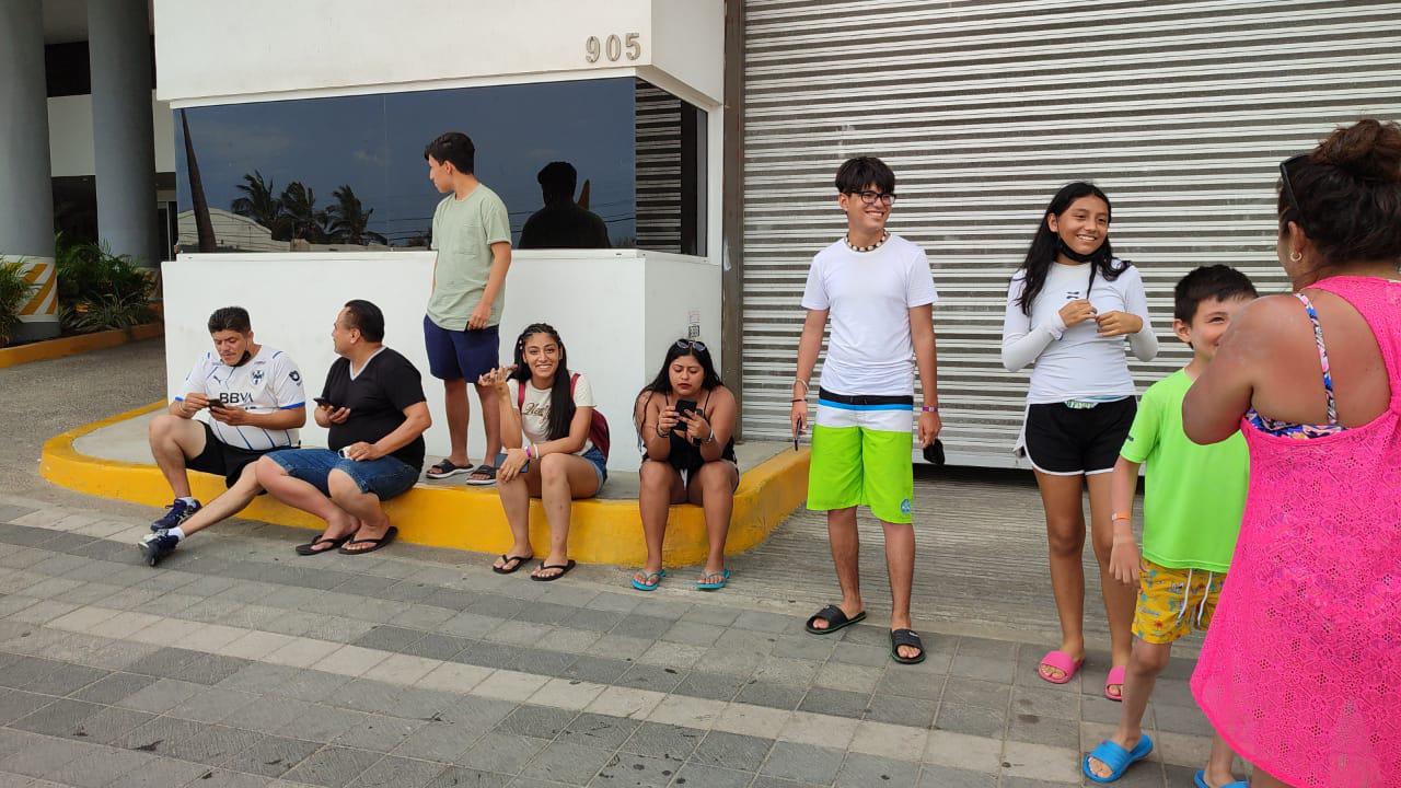 $!Gignac, Thauvin y Nahuel atienden a los aficionados de Tigres a su llegada a Mazatlán