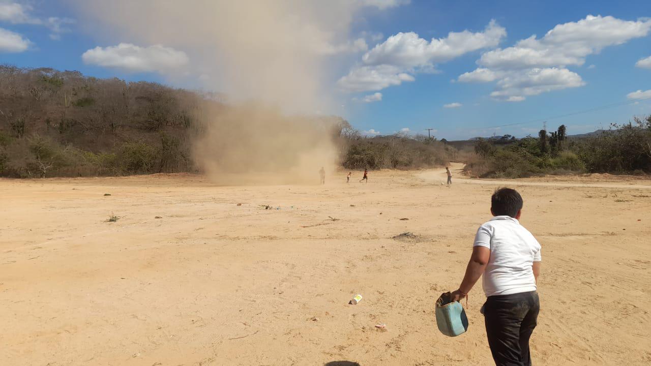 $!Remolino hace correr a futbolistas en La Palma Sola, en Mazatlán (FOTOS)
