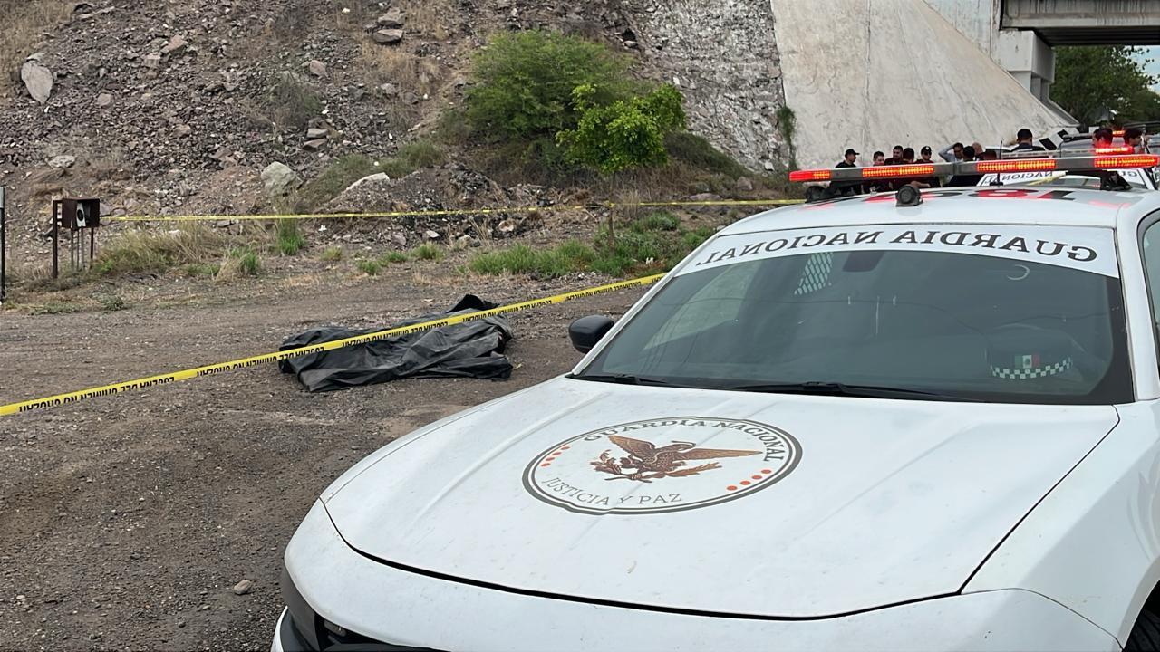 $!Hallan cadáver envuelto en plástico sobre la autopista Benito Juárez, en Navolato