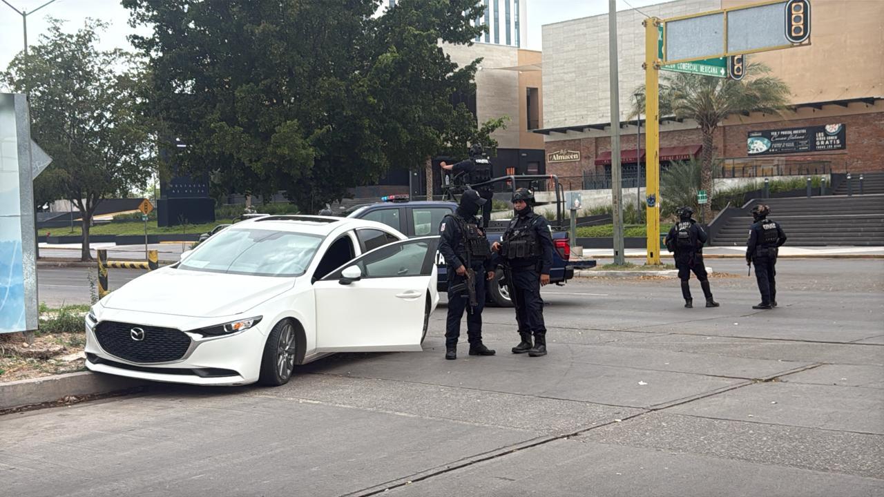$!Recuperan auto robado frente a plaza del Tres Ríos, en Culiacán; hay un detenido