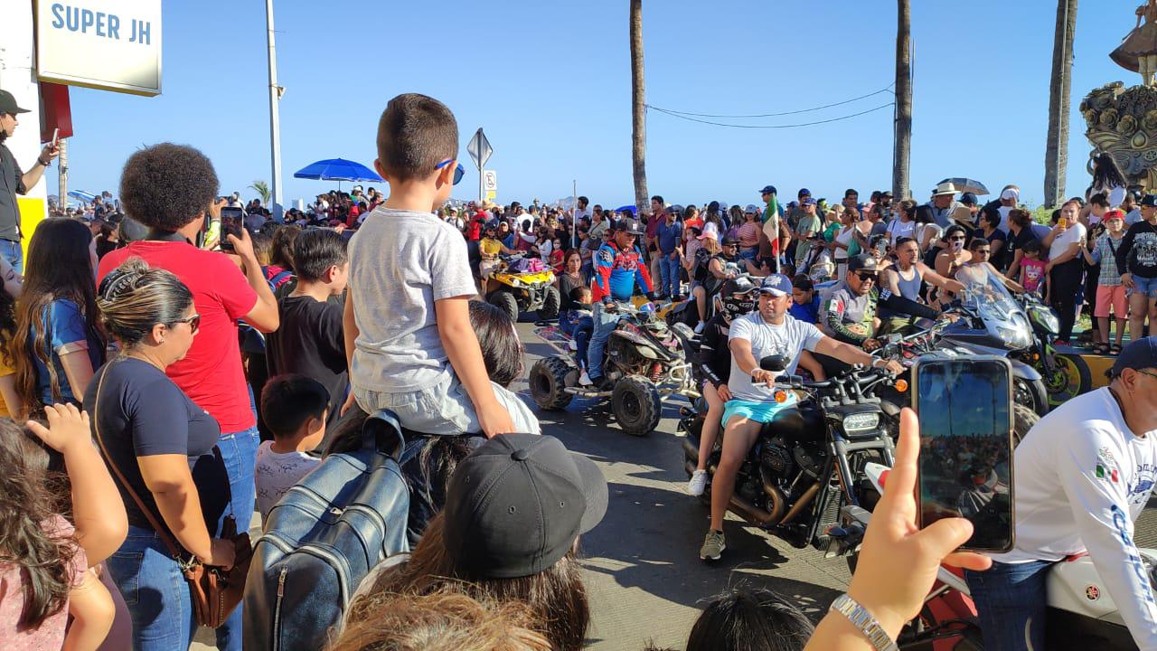 $!Vibran las motos en desfile por el malecón de Mazatlán