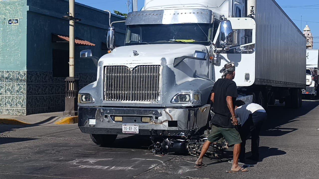 $!Un menor de 14 años resulta ileso tras chocar con tráiler en el Centro de Escuinapa