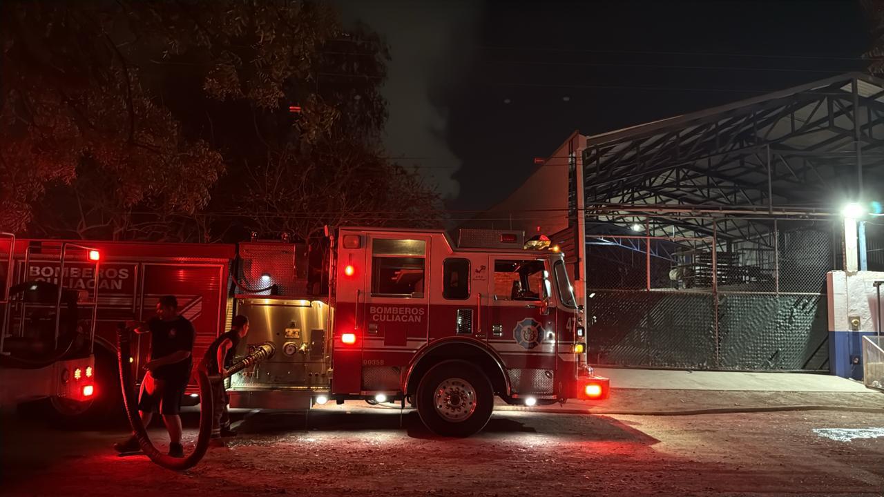 $!Incendio consume vivienda de lámina en la colonia Juntas del Humaya, en Culiacán
